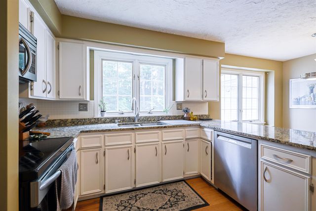 20 Buttonwood Road, Bedford, NH 03110