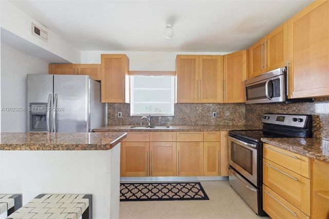 7680 SW 82nd Street H121, Miami, FL 33143