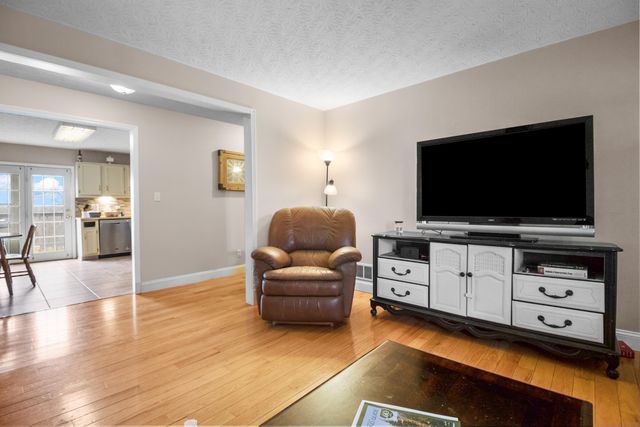 1484 W Pine Hill Road, London, KY 40744