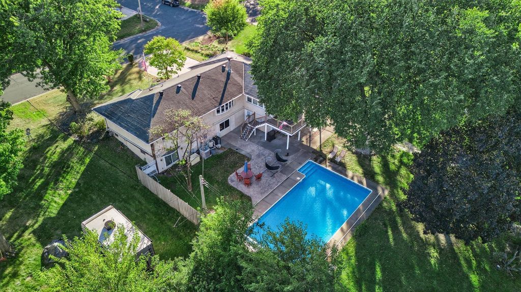 8710 60th Avenue N, New Hope, MN 55428