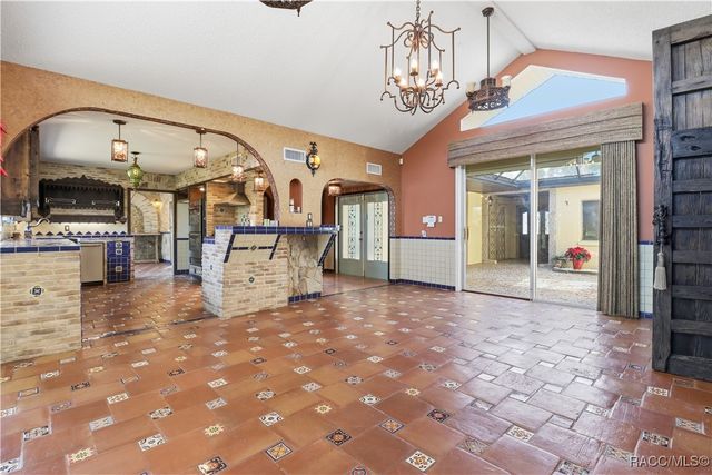 241 SE Kings Bay Drive, Crystal River, FL 34429