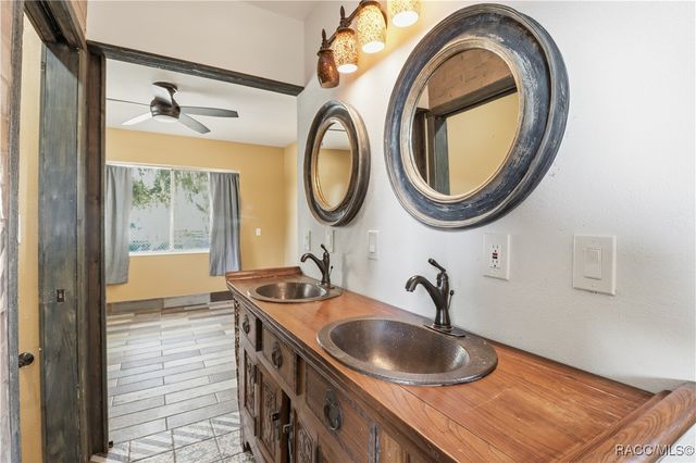 241 SE Kings Bay Drive, Crystal River, FL 34429