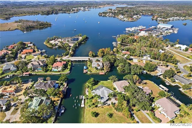 241 SE Kings Bay Drive, Crystal River, FL 34429