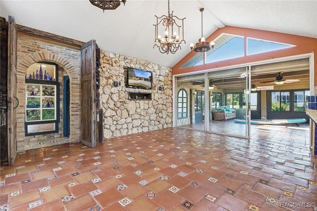 241 SE Kings Bay Drive, Crystal River, FL 34429