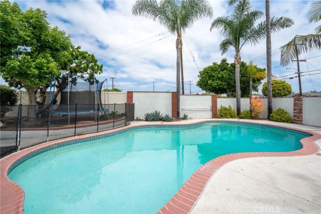 5471 Meadowlark Drive, Huntington Beach, CA 92649
