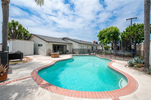 5471 Meadowlark Drive, Huntington Beach, CA 92649