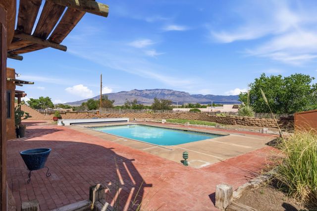 159 El Rey Drive NW, Corrales, NM 87048