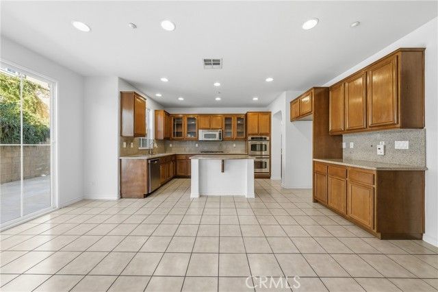 15860 Nuaimi, Fontana, CA 92336
