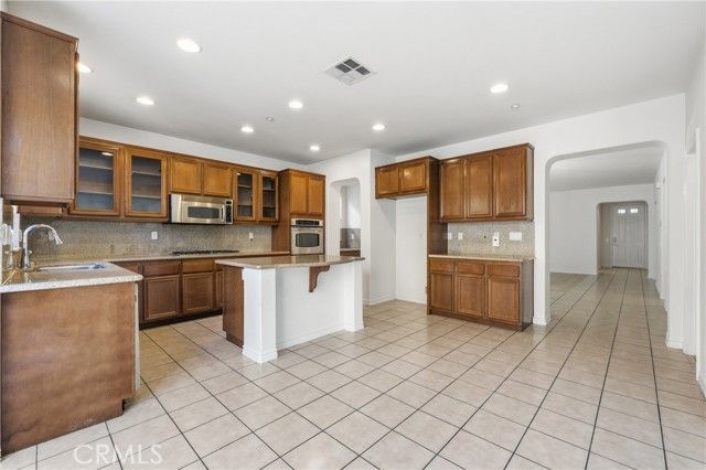 15860 Nuaimi, Fontana, CA 92336