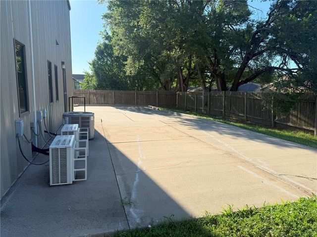 1221 E 25th Street, Lawrence, KS 66046