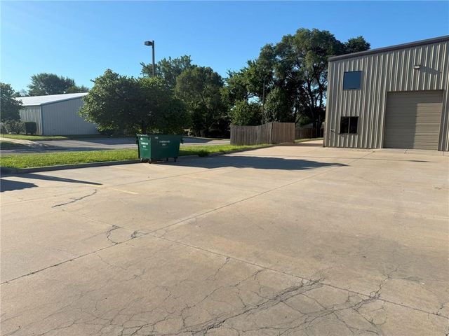 1221 E 25th Street, Lawrence, KS 66046