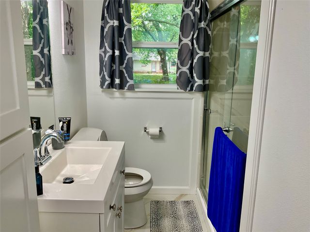 1109 N Howeth Street, Gainesville, TX 76240