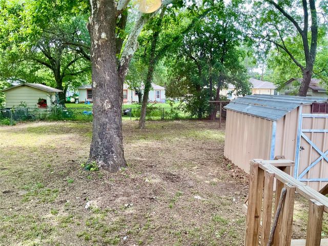 1109 N Howeth Street, Gainesville, TX 76240