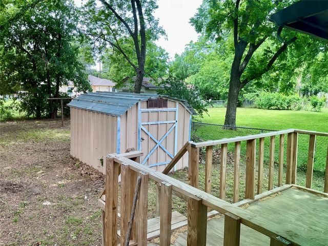 1109 N Howeth Street, Gainesville, TX 76240