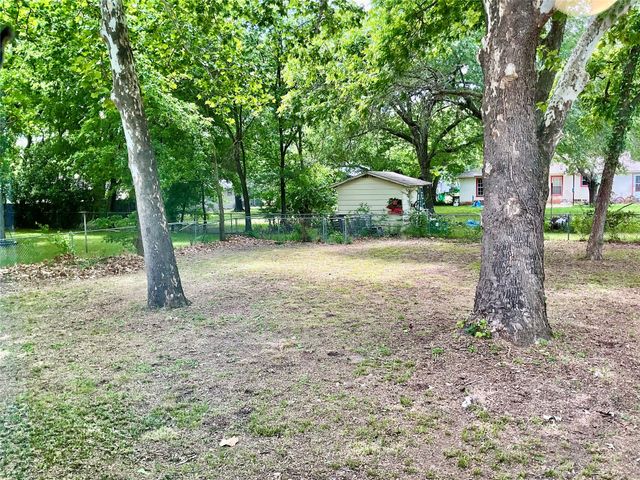 1109 N Howeth Street, Gainesville, TX 76240