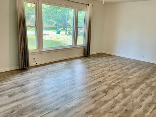 1109 N Howeth Street, Gainesville, TX 76240