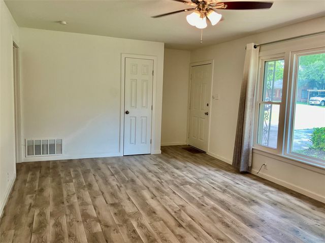 1109 N Howeth Street, Gainesville, TX 76240