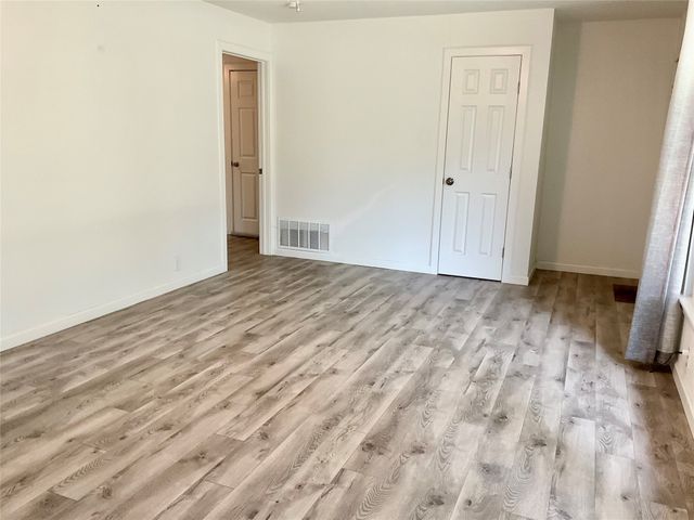 1109 N Howeth Street, Gainesville, TX 76240