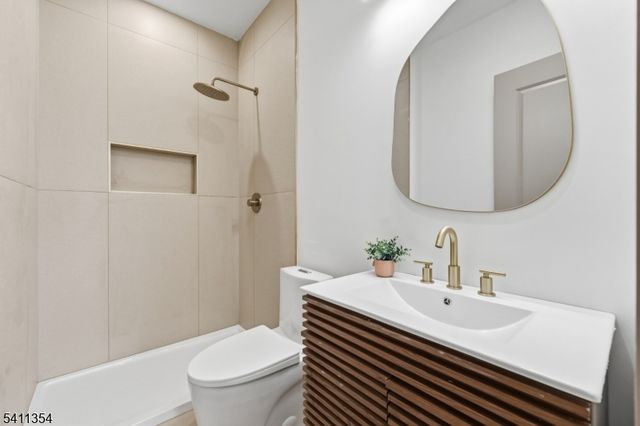 221 Clerk St, Jersey City, NJ 07305