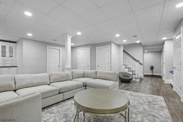 19 Hilltop Rd, Millburn Twp., NJ 07078