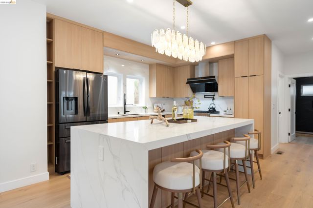 2516 Calhoun St, Alameda, CA 94501