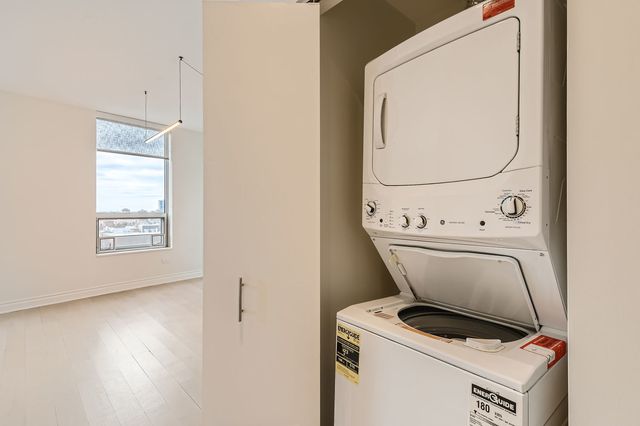 330 W GRAND Avenue 1202, Chicago, IL 60654