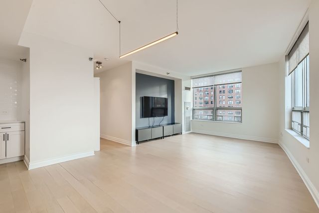 330 W GRAND Avenue 1202, Chicago, IL 60654