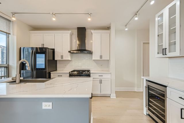 330 W GRAND Avenue 1202, Chicago, IL 60654