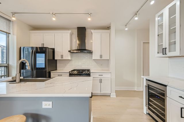 330 W GRAND Avenue 1202, Chicago, IL 60654