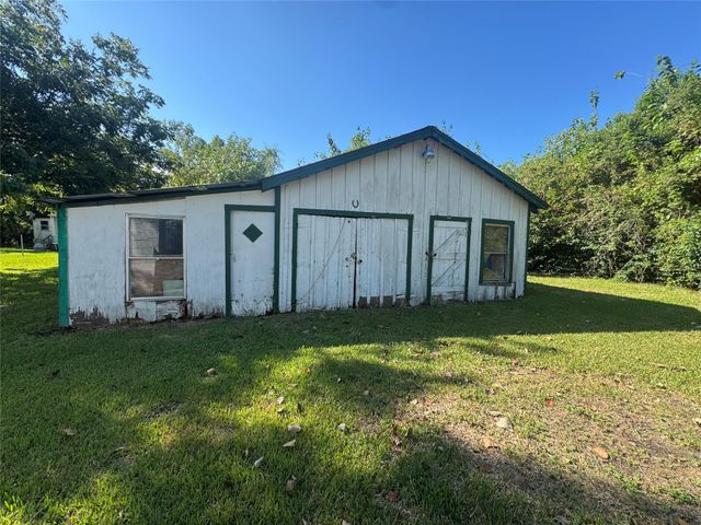 813 E Canal Road, Highlands, TX 77562