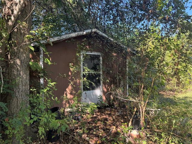 813 E Canal Road, Highlands, TX 77562