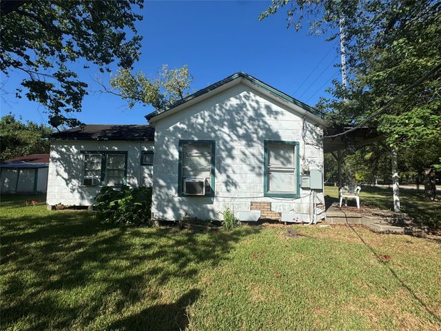 813 E Canal Road, Highlands, TX 77562