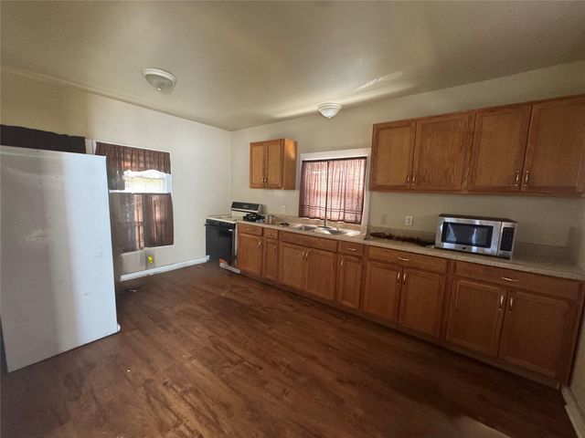 813 E Canal Road, Highlands, TX 77562