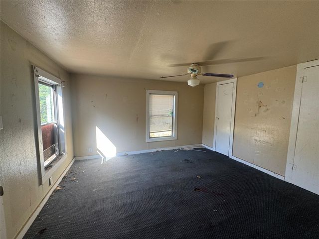 813 E Canal Road, Highlands, TX 77562