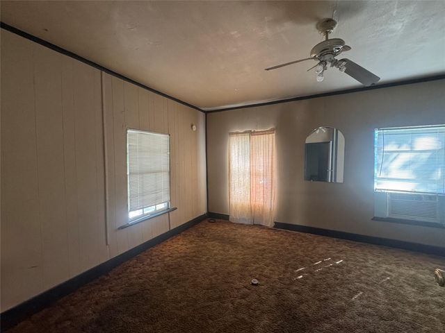 813 E Canal Road, Highlands, TX 77562