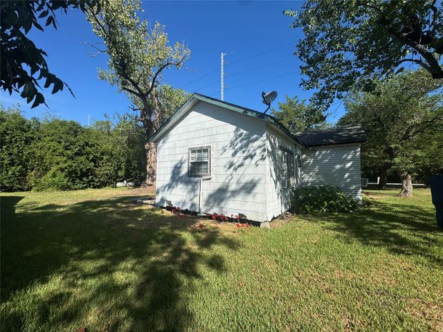 813 E Canal Road, Highlands, TX 77562