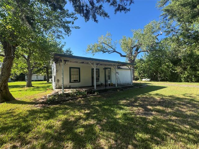 813 E Canal Road, Highlands, TX 77562