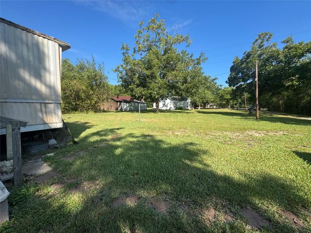 813 E Canal Road, Highlands, TX 77562