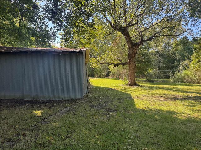 813 E Canal Road, Highlands, TX 77562