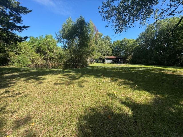 813 E Canal Road, Highlands, TX 77562