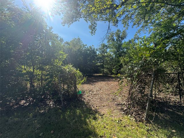 813 E Canal Road, Highlands, TX 77562