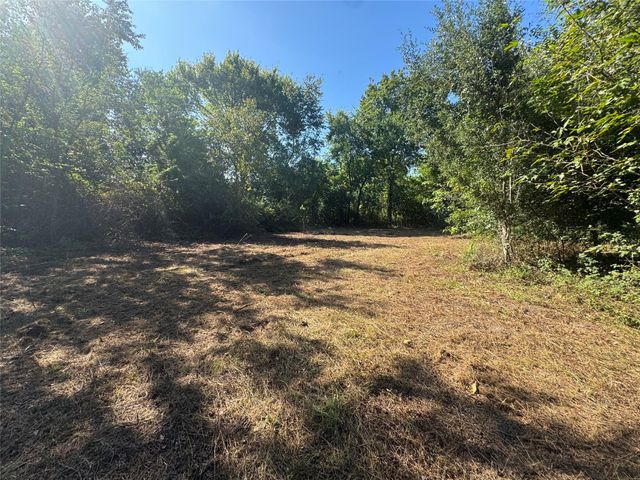 813 E Canal Road, Highlands, TX 77562