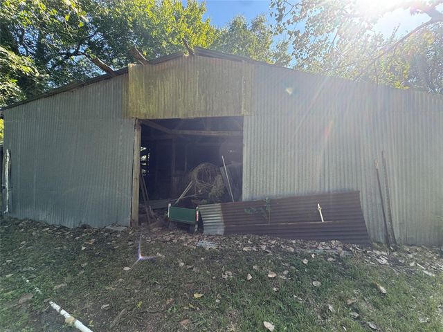 813 E Canal Road, Highlands, TX 77562