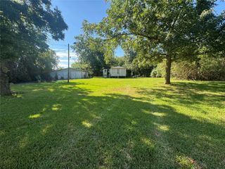 813 E Canal Road, Highlands, TX 77562