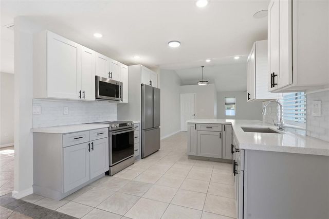 524 SE 8TH PLACE, Cape Coral, FL 33990