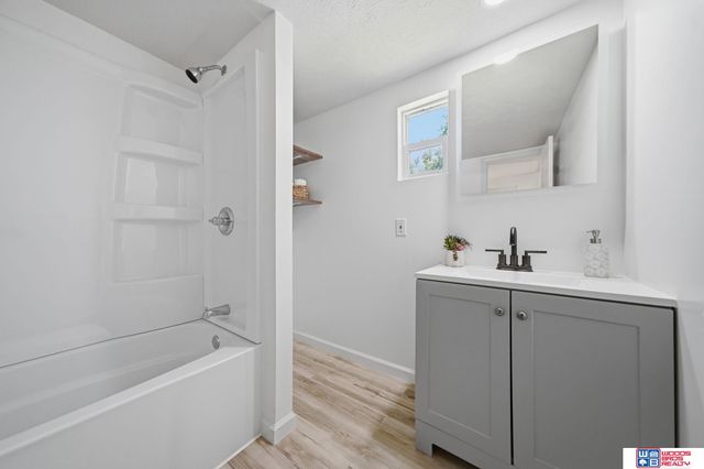 3724 NW Darkwood Court, Lincoln, NE 68521