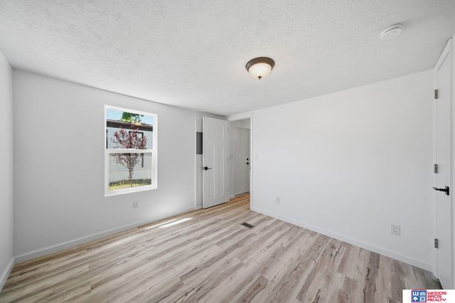 3724 NW Darkwood Court, Lincoln, NE 68521