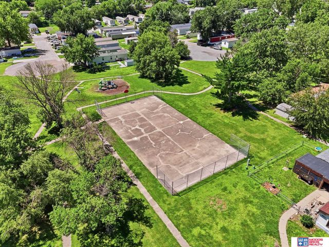 3724 NW Darkwood Court, Lincoln, NE 68521