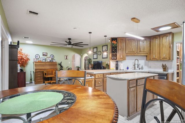 102 Southgate, Pleasanton, TX 78064