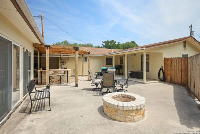 102 Southgate, Pleasanton, TX 78064